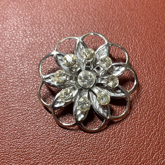 Collection of Four vintage pins. - Picture 2 of 6